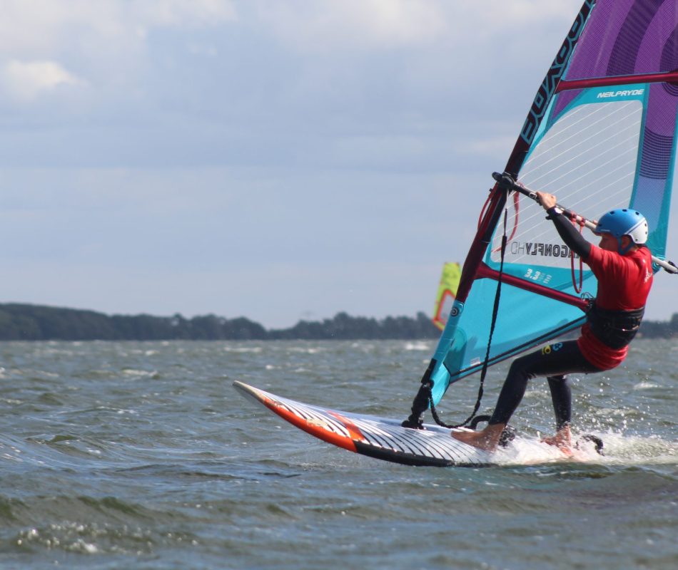 surfcamp-bergen-windsurfer-action