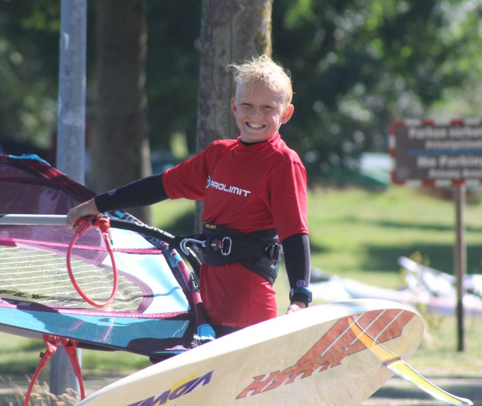 surfcamp-bergen-windsurfer-kind-lächelt
